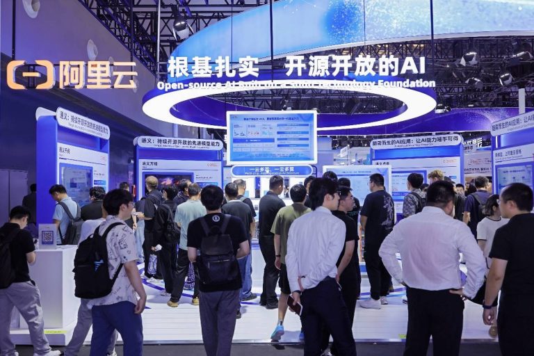 阿里模型三连发闪耀WAIC，中国开源模型“周级迭代”引领AI新变革