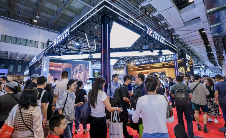 挤不动的世界机器人大会上，自变量秀出了真·通用具身智能